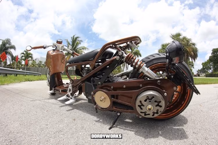 Thay vì động cơ 50 cc nguyên bản của xe ga Honda Zoomer với công suất khá yếu, chiếc xe đã được thay hoàn toàn động cơ mới GY6 150 cc với công suất lớn hơn. Tuy nhiên, động cơ này còn tiếp tục được độ lại với lọc gió "thửa" và lốc nồi trần, chỉ là một khung nhôm CNC bắt bên ngoài.