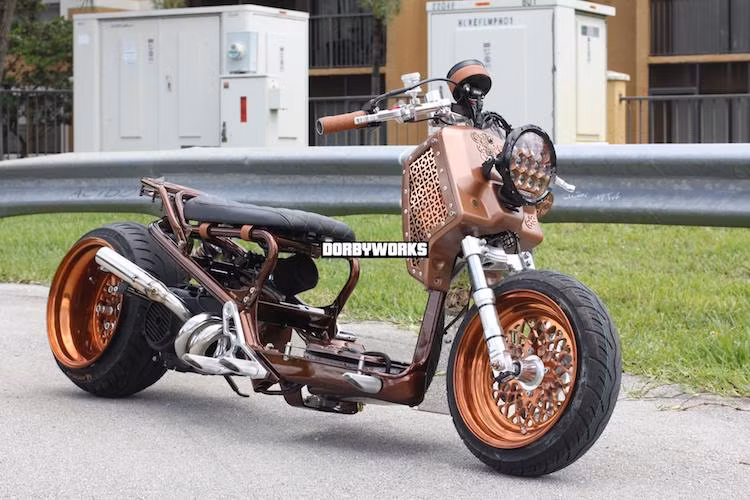 Còn được bán với tên gọi Honda Ruckus tại Mỹ, mẫu xe ga Honda Zoomer được dân chơi trên toàn Thế giới ưa chuộng bởi kiểu dáng tối giản "trơ khung" không "đụng hàng" của mình. Từ mẫu xe này, những dân chơi Mỹ thường xuyên "dọn" lại theo phong cách low rider với gầm thấp tối đa và gắp sau kéo dài.