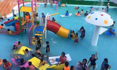 Cau be 9 tuoi chet duoi trong ho boi dong nguoi