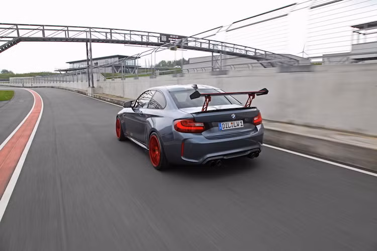 Sức mạnh vẫn được truyền tới cầu sau qua hộp số ly hợp kép 7 cấp, tuy nhiên phần mềm điều khiển đã được chạy lại như M4 GTS và vi sai cầu sau được thay bằng loại giới hạn của Drexler. Bên cạnh hệ động lực mạnh mẽ, chiếc xe còn được nâng cấp cả phanh và hệ thống treo.