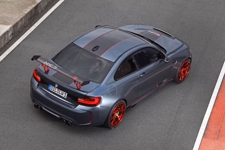 Lightweight Performance không công bố mức giá cho bản độ M2 CSR của họ. Tuy nhiên với những nâng cấp "khủng" trong đó có động cơ, giá trị của gói độ này dễ dàng lên tới hơn 50.000 USD (tương đương 1,136 tỷ đồng). Nếu cộng cả giá chiếc M2 nguyên bản, một chiếc M2 CSR có thể lên tới hơn 100.000 USD (tương đương 2,27 tỷ đồng).