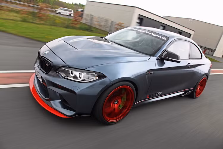 Với hệ thống phun sương, ôxi sẽ được đưa vào buồng đốt nhiều hơn, đồng thời giảm nhiệt độ động cơ xuống. Ban đầu, Lightweight Performance đã định để công suất động cơ lên tới 612 mã lực/767 Nm. Tuy nhiên qua thử nghiệm, mức công suất này là quá mạnh với trục cơ sở ngắn của M2, chính vì vậy hãng đã giảm xuống "chỉ" còn 590 mã lực/737 Nm.