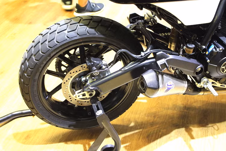 Chiếc xe đã được trang bị hệ thống xả Termignoni chính hãng để có tiếng nổ trầm ấm hơn. "Dàn chân" phía sau của Scrambler Sixty2 cũng không có sự thay đổi với mâm 17 inch, hệ thống phanh 1 piston Brembo và đĩa 245 mm. Cả 2 lốp xe đều là loại scrambler Pirelli MT60RS với lốp trước bản 110/80/18 và lốp sau 160/60/17.