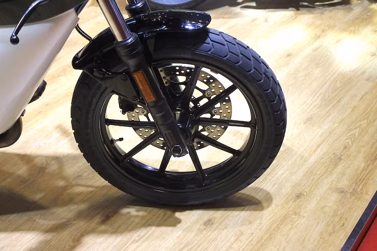 Ở phía trước, mâm 10 cây nguyên bản bằng hợp kim nhẹ với đường kính 18 inch của Scrambler Sixty2 không có sự thay đổi. Hệ thống phanh trước của xe gồm đĩa đơn 320 mm với heo 2 piston Brembo và được trang bị sẵn hệ thống ABS.