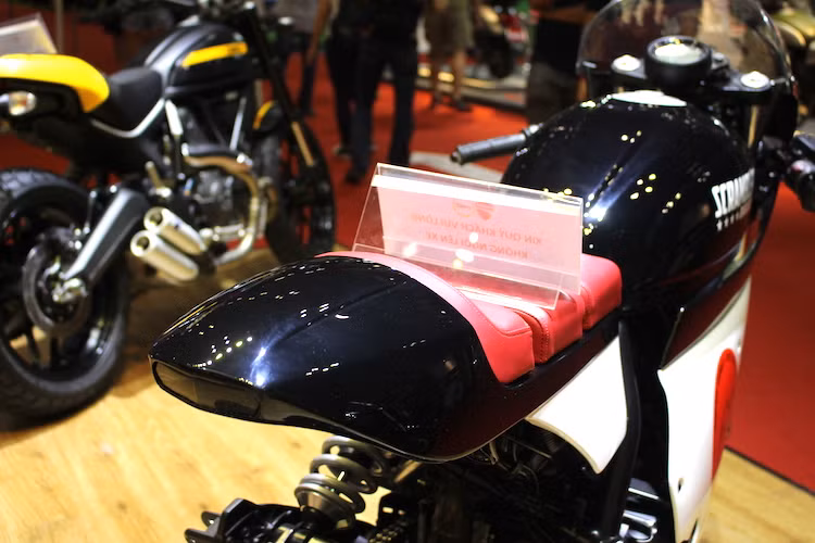 Theo phong cách cafe racer, phần đuôi sau của chiếc Scrambler Sixty2 đã được Sang Thanh Đa tạo dáng lại với "gò" khí động học và ẩn giấu đèn hậu một cách gọn gàng. Bộ yên cũng là một chi tiết độc đáo trên bản độ này khi gồm 3 tấm đệm dày được bọc da đỏ đẹp mắt.