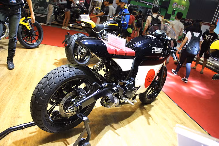 Dưới bàn tay của những người thợ độ xe Sài Gòn, chiếc môtô Ducati Scrambler Sixty2 đã "lột xác" thành bản độ cafe racer "thuần chất" với độ hoàn thiện không thua kém các xưởng nước ngoài.