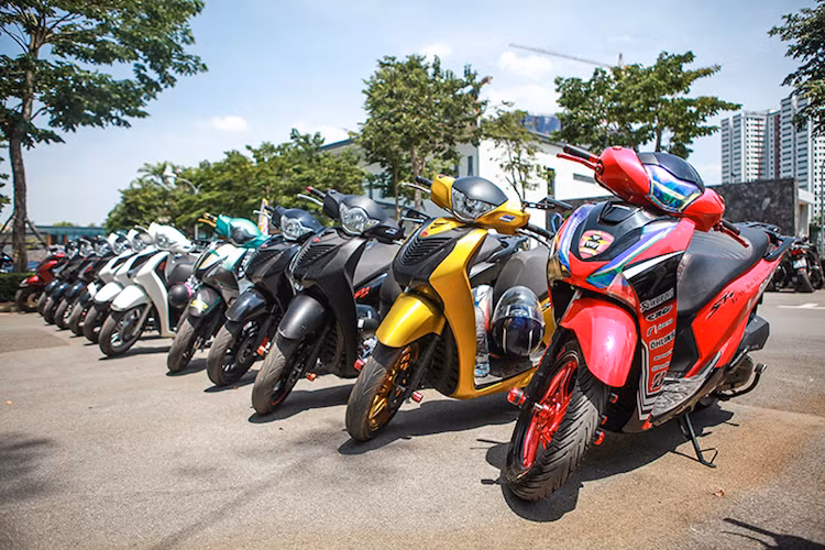 Hàng trăm xe Honda SH đã được xếp gọn gàng ở khuôn viên khu đô thị Gamuda, gây sự chú ý của nhiều người. Những chiếc SH được người chơi mang đến ngày hội đa số đều thuộc 2 thế hệ gần đây nhất, nhiều chiếc đã được 'cá tính hóa" theo ý thích chủ xe với màu sắc bắt mắt hoặc "lên đồ chơi".