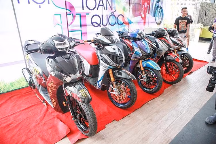 Được khởi xướng bởi CLB Hà Nội SH Club, ngày hội Honda SH toàn quốc 2017 cũng đã thu hút được một lượng lớn các nhà tài trợ tham dự, khiến buổi gặp gỡ này càng trở nên giống một lễ hội xe thực sự dành cho những người yêu SH nói chung và người yêu xe máy nói chung.