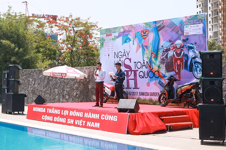Do thời tiết Hà Nội đang trong đợt nắng kỷ lục nên thay vì được tổ chức ngoài trời thuộc khu vực Le Parc của khu đô thị Gamuda nên năm nay, sự kiện chính của ngày hội Honda SH toàn quốc 2017 đã diễn ra trong khu vực hồ bơi mát mẻ hơn.