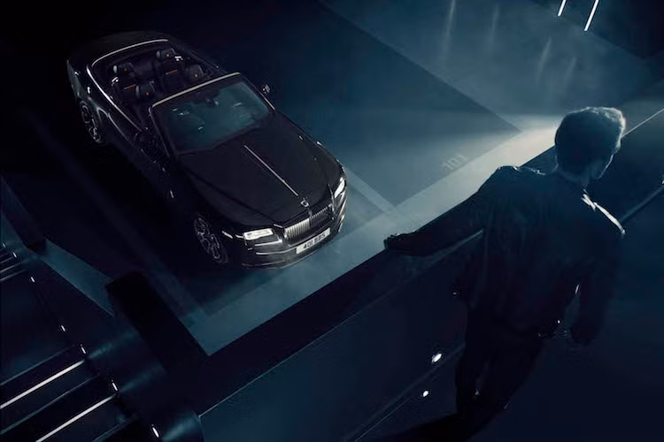 So với các đối thủ, Dawn Black Badge sẽ cạnh tranh trực tiếp với Bentley Continental GT Speed với công suất lên tới 633 mã lực và mô-men xoắn cực đại ngang bằng. Tuy nhiên nếu so với Bentley Continental Supersport (700 mã lực/1016 Nm) và Mercedes-Maybach S650 Cabriolet (621 mã lực/1000 Nm), mẫu mui trần của Rolls-Royce vẫn "chưa phải đối".