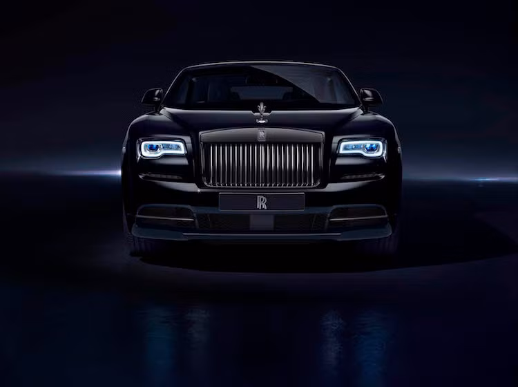 Tuy nhiên, Dawn Black Badge không chỉ thuần túy có sức mạnh "cơ bắp" khi Rolls-Royce đã nâng cấp cả hệ thống treo, hộp số, hệ thống lái, hệ thống phanh để đem tới cảm giác lái thể thao nhưng vẫn êm ái theo đúng truyền thống của hãng. Các thay đổi khác của xe gồm độ nhạy ga được điều chỉnh lại và hệ thống xả biến thiên.