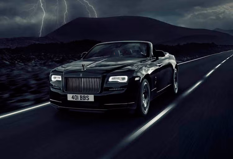 Vào năm ngoái tại triển lãm Geneva, Rolls-Royce đã chính thức ra mắt một series xe đặc biệt với tên gọi Black Badge với ngoại thất đen bóng và hiệu năng vận hành ấn tượng hơn. Sau các dòng Ghost và Wraith, mới đây dòng xe siêu sang Rolls-Royce Dawn mui trần cũng đã có phiên bản "huy hiệu đen" Black Badge đặc biệt này.