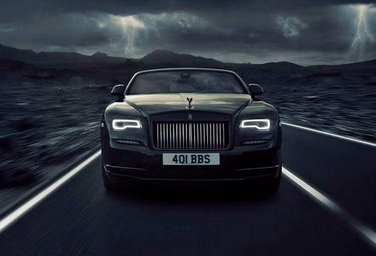 Không chỉ đơn thuần dừng lại ở màu sắc đặc biệt, Dawn Black Badge còn được nâng cấp cả về hiệu năng. Trên phiên bản này, khối động cơ 6.6l V12 tăng áp của xe đã được nâng cấp mạnh hơn 30 mã lực và 61 Nm, đạt 593 mã lực/840 Nm. Con số này vẫn thấp hơn công suất của các phiên bản Ghost hay Wraith Black Badge Edition trước đó, khi 2 mẫu xe này mạnh 603 và 624 mã lực.