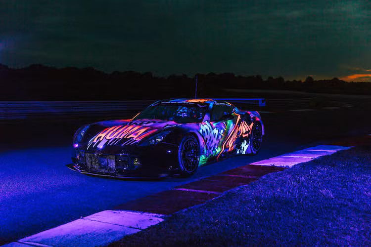 Điều đặc biệt hơn, loại sơn được Adek sử dụng là sơn dạ quang Phosphorescent, với khả năng phát sáng trong bóng tối. Chính vì vậy, ngay cả khi chiếc Corvette C7R đang chạy trong đêm, khán giả vẫn có thể dễ dàng theo dõi chiếc xe và những họa tiết ở trên nó.