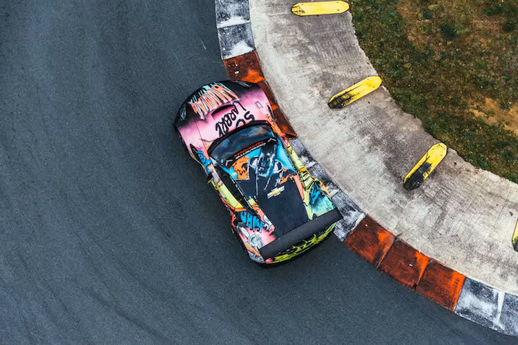 Được điều khiển luân phiên bởi 3 tay đua Christian Philippon, Romain Brandela và Fernando Rees, chiếc Corvette C7R độc đáo này sẽ tranh tài tại giải Le Mans 24h diễn ra vào 2 tuần tới.