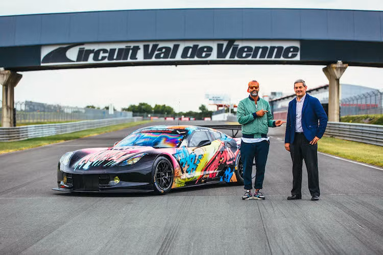 Thi đấu cho đội đua Larbre Competition tới từ Pháp ở thể thức thấp nhất của giải đua Le Mans 24h, chiếc Chevrolet Corvette C7R đã vừa được chính thức ra mắt tại đường đua Circuit de la Sarte. Có số thứ tự 50, chiếc xe đã trở thành "bảng vẽ" để họa sĩ đường phố Ramzi Adek "biến hóa" thành một tác phẩm nghệ thuật.