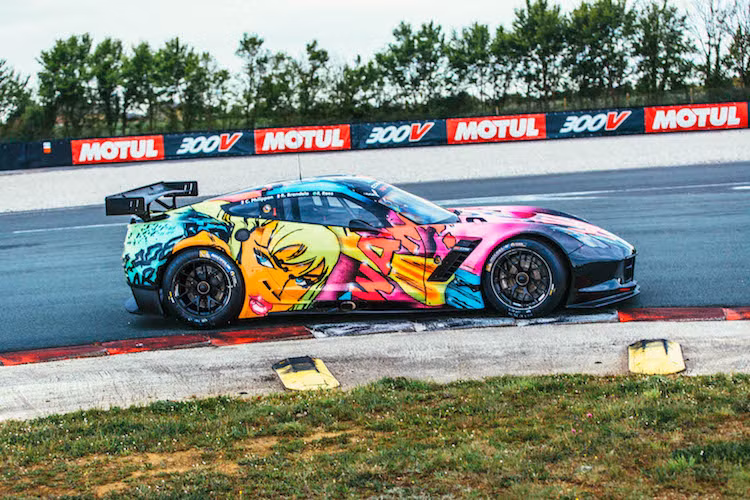 Trên chiếc Corvette C7R số 50, họa sĩ Ramzi Adek đã ứng dụng bộ môn nghệ thuật sơn graffiti để trang trí cho thân xe. Hàng loạt các hình vẽ sặc sỡ và sống động đã được ông vẽ lên mọi chi tiết của chiếc Corvette, với cảm hứng lấy từ các bộ truyên tranh comic của Mỹ.