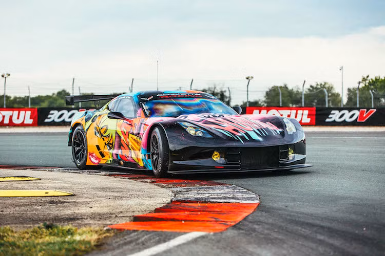 Nằm bên dưới nắp ca-pô, Chevrolet Corvette C7R được trang bị khối động cơ 5.5l V8 nạp khí tự nhiên với công suất tối đa 491 mã lực. Sức mạnh của động cơ được truyền tới bánh sau thông qua hộp số bán tự động 6 cấp X-Trac. Nhờ có chassis bằng nhôm nguyên khối, hàng loạt các chi tiết bằng vật liệu siêu nhẹ và nội thất tối giản, chiếc xe có trọng lượng ướt, tính cả người lái chỉ khoảng 1245 kg.