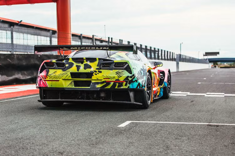 Để đua đêm an toàn hơn, chiếc Corvette Stingray cũng đã được lắp thêm những đèn chiếu sáng tăng cường chóa màu vàng ở cản trước. Trong khi đó, phần đuôi xe đã được thiết kế lại so với phiên bản thường, bổ sung các cánh khuếch tán khí động học lớn ở dưới cản sau và cánh đuôi bằng sợi carbon.