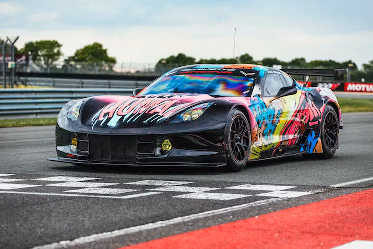 So với những chiếc siêu xe Chevrolet Corvette dân dụng, chiếc Corvette C7R đã được thay đổi hàng loạt các chi tiết để phù hợp hơn với đường đua. Không chỉ có cản trước hoàn toàn mới, chiếc xe còn có những vòm bánh được nới rộng để có thể vừa với bộ mâm kèm lốp rộng hơn.