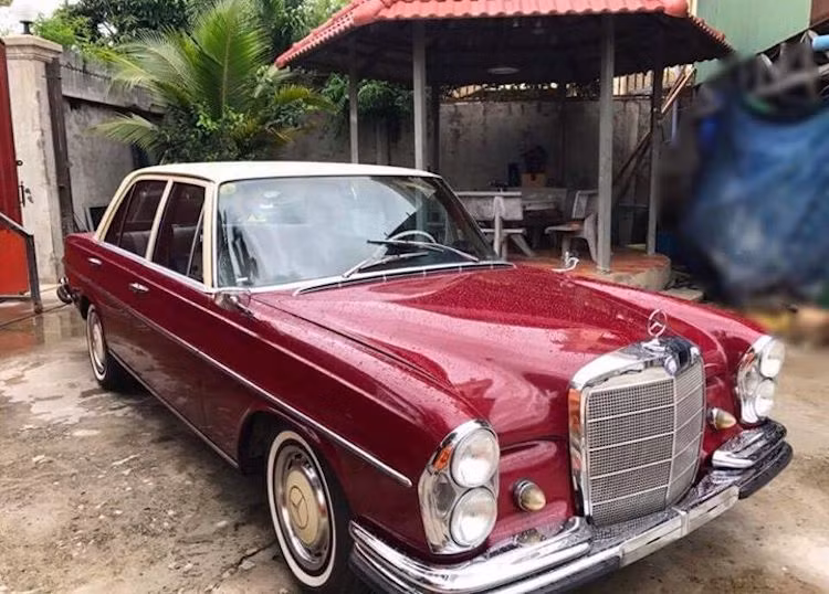 Là thế hệ cuối cùng trước khi được chính thức đổi tên là S-Class, Mercedes W108 có thiết kế phần đầu khá giống như thế hệ W111 trước đó. Tuy nhiên so với W111, chiếc xe có kiểu dáng thân vuông vức hơn. Đồng thời, phần đuôi xe với 2 "vây" khí động học của đời Fintail trước đó cũng đã bị loại bỏ, thay bằng phần đuôi với nắp khoang hành lý phẳng.