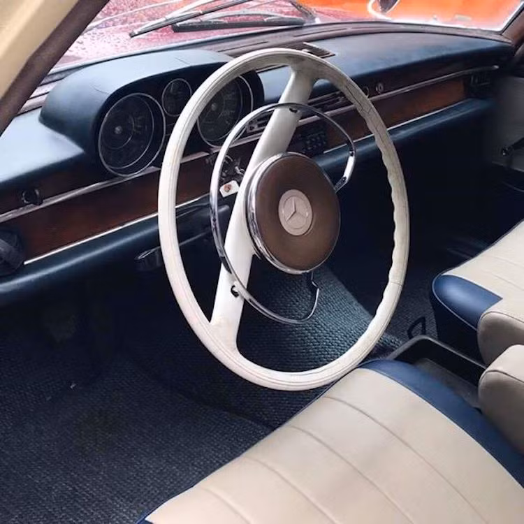 Những trang bị khác của chiếc xe cũng thuộc dạng "cơ" như hệ thống trợ lực lái thủy lực và toàn bộ các cửa kính quay tay. Do có hộp số tự động nên cần số của chiếc 250S này được dời lên phía sau tay lái, thay vì nằm ở bệ trung tâm như các phiên bản số sàn. Nằm giữa 2 ghế ngồi là một hộc đựng đồ dạng khay không nắp đậy.