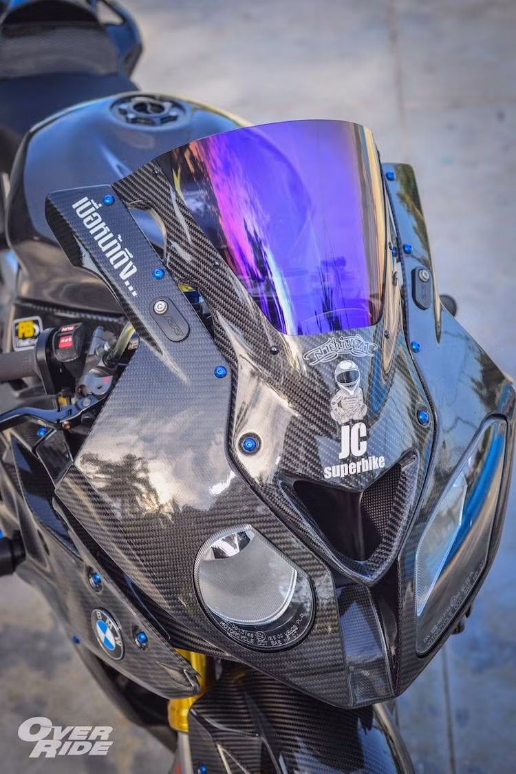 Bắt đầu từ phía trước, kính chắn gió nguyên bản của chiếc xe đã được thay thế bằng kính Magical Racing với khung bằng sợi carbon và bề mặt kính chống lóa hiệu quả hơn. Cặp gương hậu nguyên bản của xe cũng đã bị loại bỏ và thay bằng pad nhôm dành riêng cho S1000RR.