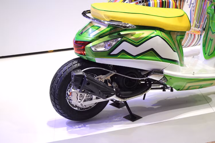 Với cây pô độ của hãng CID Racing cùng cổ pô mới, chiếc Grande 125 đã trở nên "ồn ào" hơn so với xe nguyên bản. Vốn có hệ thống phanh đùm phía sau, chiếc xe nay cũng được độ phanh đĩa với đĩa Racing Boy và heo Adelin 4 pis nguyên khối.