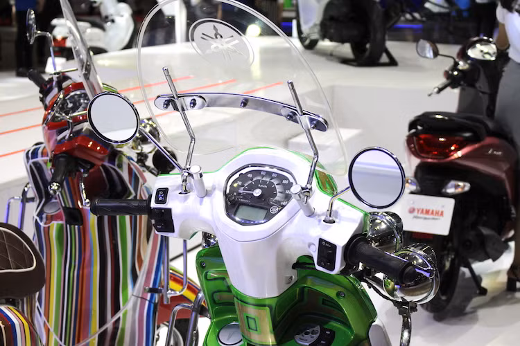 Ở phía trên khu vực tay lái, cụm đồng hồ nguyên bản của Grande 125 không có sự thay đổi. Tuy nhiên hai bên gương chiếu hậu nguyên bản đã được thay bằng loại tròn mạ chrome cổ điển hơn. Nằm phía trên bảng đồng hồ là một kính chắn gió lớn, hạn chế gió tạt mạnh gây mệt mỏi cho người lái khi đi đường dài.