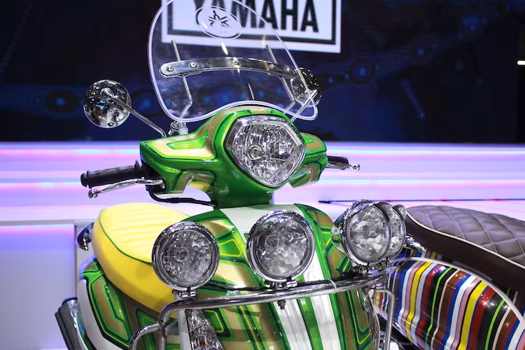 Trên bản độ này, phần thân vỏ nguyên bản của Grande 125 hầu như vẫn được giữ nguyên, nhưng những phụ kiện lắp thêm cho chiếc xe đã khiến nó trở nên độc đáo hơn. Ở phía trước mặt nạ, chiếc Grande đã được lắp bộ khung inox kèm dàn đèn chiếu sáng 4 chóa xếp thành hàng ngang phía trước, tương tự cách nhiều người chơi Vespa cổ trang trí chiếc xe của mình.