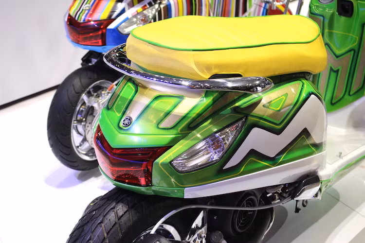 Điểm đặc biệt nhất trên chiếc xe ga Grande độ này đó là những họa tiết sơn airbrush nghệ thuật với các gam màu nổi như xanh lá ánh kim hay vàng. Các họa tiết này đã được lấy cảm hứng từ những mẫu xe ôtô cổ của Mỹ được độ theo phong cách Lowrider với hệ thống phuộc thủy lực siêu thấp có thể "nhún nhảy" và thân xe kẻ sơn nghệ thuật.