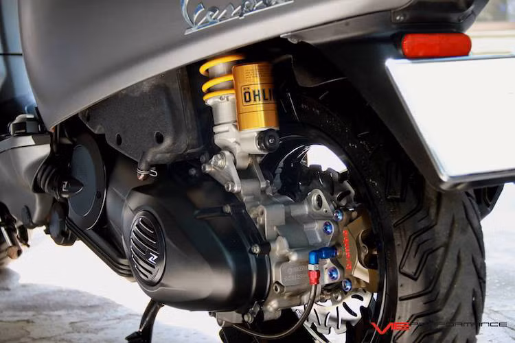 Các chi tiết ốp bằng nhôm CNC của Zenioli khiến cho khu vực động cơ của chiếc Vespa trông sắc sảo hơn. Giống như phía trước, hệ thống phuộc sau cũng đã được độ lại với phuộc Ohlins bình dầu rời. Vốn sử dụng phanh đùm phía sau, chiếc Vespa Sprint đã được nâng cấp lên hệ thống phanh đĩa với đĩa phanh Galfer và heo Brembo 2 piston đối xứng billet đẳng cấp.