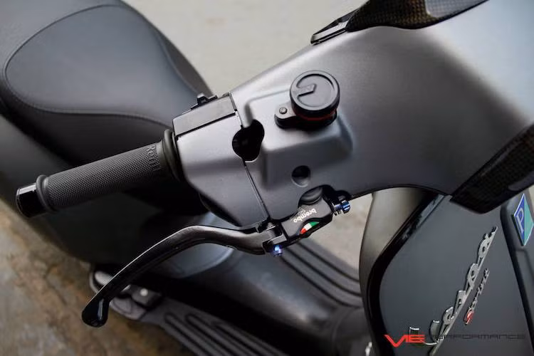 Ởphía hai bên tay lái của chiếc xe cũng có điểm nhấn là cặp cùm phanh Brembo RCS đem tới cảm giác phanh thật và an toàn hơn. Đi kèm với cặp cùm Brembo là bình dầu AEM Titanium, trong khi hai tay nắm nguyên bản đã được thay bằng tay Renthal êm hơn.