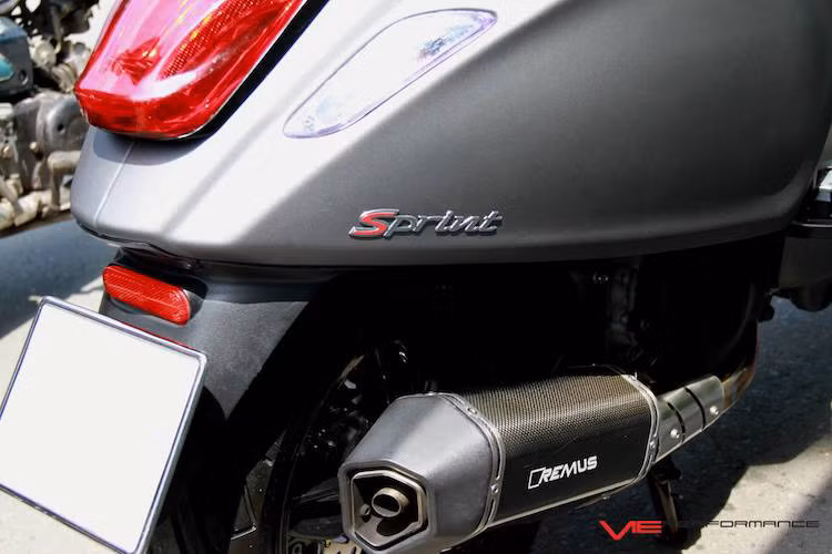 Khối động cơ nguyên bản của Vespa Sprint đã đáp ứng đủ nhu cầu "chạy phố", chính vì vậy chủ xe đã không can thiệp tới cỗ máy này. Tuy nhiên, để khiến chiếc xe có tiếng nổ mạnh mẽ hơn, hệ thống xả nguyên bản đã được độ cổ full và lon pô Remus bằng sợi carbon.