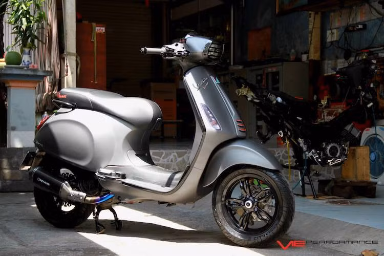 Vốn được coi là một mẫu xe ga "dạo phố" nhưng Vespa Sprint cũng có lượng "đồ chơi" khá lớn, được các hãng có tên tuổi phát triển dành riêng cho dòng xe này. Để khiến chiếc Vespa Sprint của mình đẳng cấp và thể thao hơn mà không mất đi kiểu dáng tinh tế nguyên bản, một biker Sài Gòn đã cất công trang bị cho chiếc xe hàng loạt phụ tùng độ nhập ngoại.