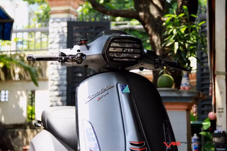 "Xác xe" để thực hiện bản độ này là một chiếc Vespa Sprint 125 với màu xám mờ Grigio Titanio mạnh mẽ. Ở phía trước, phần đầu của chiếc Vespa Sprint đã có điểm nhấn là khung ốp đèn pha của hãng Zelioni, với các thanh nan chạy ngang đèn pha độc đáo.