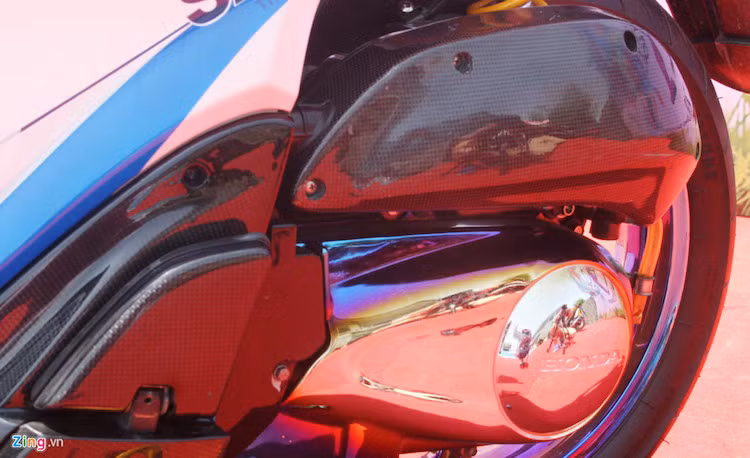 Một số chi tiết như ốp lọc gió, các phần nhựa ốp khác trên thân xe giả vân sợi carbon.