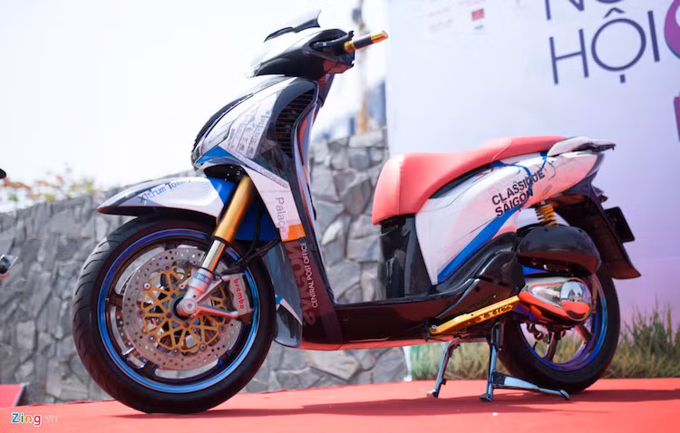 Chiếc scooter nổi bật với dàn áo sơn tem đấu với các họa tiết đặc trưng Sài Gòn bên cạnh loạt đồ chơi trang bị đầy đủ đến từng chi tiết.