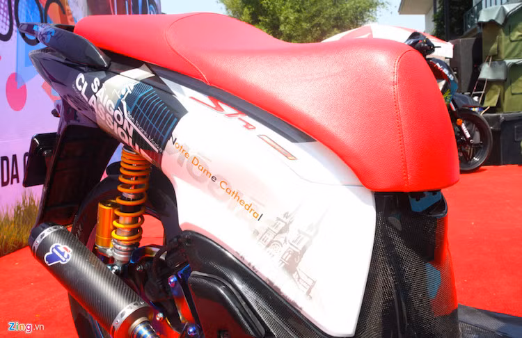Dàn vỏ thân xe sơn tem đấu với màu trắng chủ đạo, các họa tiết nhà thờ Đức Bà và dòng chữ được vẽ cách điệu khá bắt mắt.