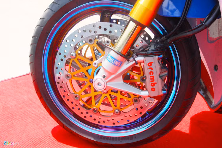 Cặp thắng đĩa trước và ngàm phanh hiệu Brembo, giảm xóc trước Ohlins hành trình ngược. Thắng đĩa sau Galfer và phuộc sau hiệu Ohlins.