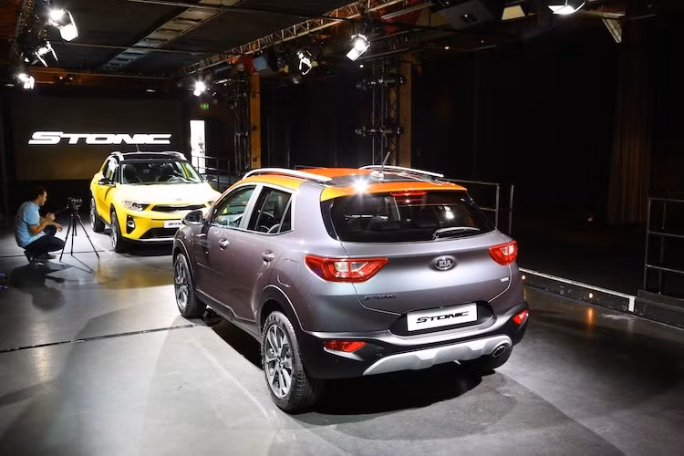 Trong khi đó, Kia Stonic có thiết kế truyền thống hơn, dù vẫn nhằm vào giới trẻ. Theo ngôn ngữ mới nhất của Kia, Stonic nổi bật với các bề mặt thân xe "cơ bắp" và nổi hình khối hơn. Các kích thước tổng thể D x R x C của Kona lần lượt là 4165, 1800 và 1550 mm trong khi hiện Kia chưa công bố kích thước Stonic. Do sử dụng chung chassis nên nhiều khả năng Stonic cũng sẽ có kích thước tương đương Kona.