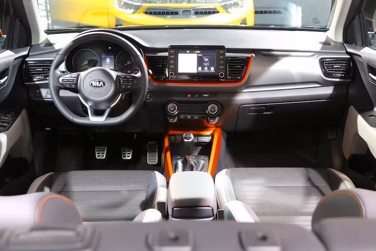 Dù có các chức năng và trang bị tương đương nhau, nhưng thiết kế và cách sắp xếp các chi tiết bên trong nội thất của Kona và Stonic cũng hoàn toàn khác biệt. Tương tự như ngoại thất, thiết kế nội thất của Stonic chịu ảnh hưởng từ khá nhiều mẫu xe của hãng Kia gần đây, chẳng hạn như bảng táp-lô khá giống Kia Morning thế hệ mới.