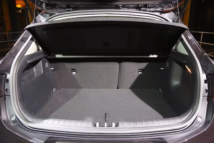 Không gian khoang hành lý và hành khách phía sau của 2 chiếc xe hứa hẹn cũng không có sự khác biệt. Bên cạnh đó, những trang bị an toàn và hỗ trợ người lái của cả 2 mẫu xe sẽ được chú trọng với hệ thống phanh tự động khẩn cấp có khả năng nhận biết người đi bộ, hệ thống cảnh báo va chạm, cảnh báo điểm mù, cảnh báo xe đang vượt, cảnh báo chuyển làn...