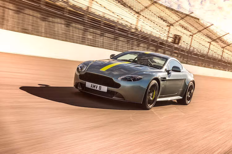 Đều "dữ dằn" hơn so với phiên bản thường, tuy nhiên thiết kế của cả Aston Martin Vantage V8 và V12 đều không có sự thay đổi lớn. Chiếc V8 Vantage AMR sẽ sở hữu mâm 5 cây, trong khi V12 Vantage AMR lắp mâm 10 cây thể thao. Ở bên ngoài, cả 2 chiếc xe sẽ được sơn tem đấu phong cách xe đua với các tông màu trắng/cam, đen/xanh, xanh/đỏ và bạc/xám.
