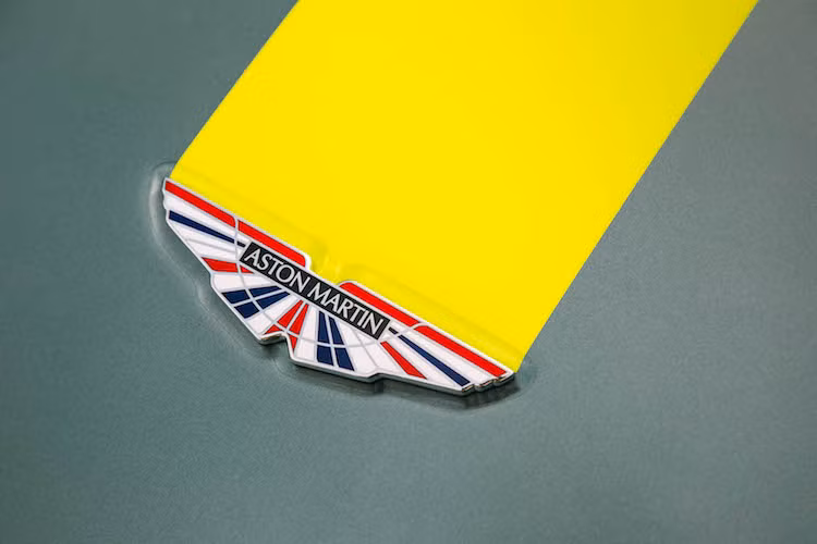 Nếu đặt thêm gói tùy chọn Halo Park miễn phí, khách hàng sẽ có những chiếc Aston Martin Vantage V8 và V12 AMR được trang trí y hệt những xe đua tại giải GTE mùa trước với thân màu xanh xám và các sọc màu xanh lá. Ngoài ra, logo Aston Martin trên những chiếc xe này cũng được sơn màu cờ Union Jack của Vương quốc Anh.