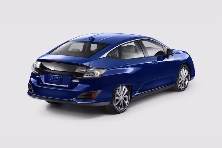 So với phiên bản hydro, Honda Clarity chạy điện không có sự khác biệt lớn về thiết kế. Các thay đổi của xe gồm nắp ổ điện trên vè trước, mâm đúc 5 cánh kép và chóa đèn màu trong. Các kích thước dài/rộng/cao của Honda Clarity lần lượt là 4895, 1875 và 1475 mm.