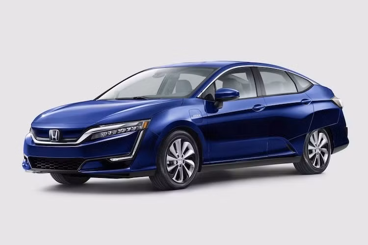 Cách đây 2 năm, mẫu xe "xanh" ôtô điện Honda Clarity chạy tế bào nhiên liệu hydro đã được ra mắt lần đầu tiên. Để hấp dẫn khách hàng đến với các loại năng lượng sạch, Honda đã tiếp tục tung ra phiên bản Clarity xăng-điện plugin hybrid, cũng như Clarity chạy điện hoàn toàn.