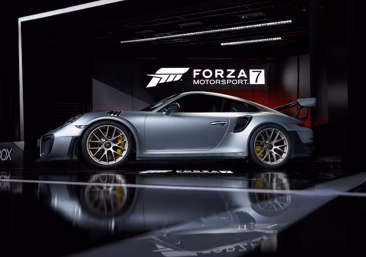 Tương tự như chiếc 911 GT3 RS, GT2 RS cũng sở hữu các vòm bánh trước với khe tản nhiệt cho hệ thống phanh. Ngay cả cặp gương chiếu hậu cũng sở hữu kiểu dáng đặc biệt, tạo thành một cánh khí động học nhỏ. Porsche thậm chí còn sử dụng bộ mâm 7 cánh kép với ốc bắt trung tâm của xe đua cho 911 GT2 RS mới.