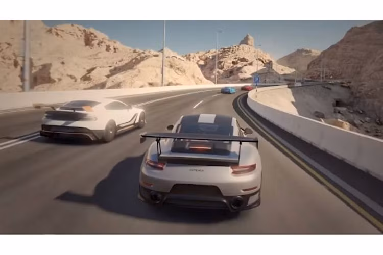 Nằm ở phía sau đuôi xe của 911 GT2 RS cũng là một cánh đuôi với kích thước "khổng lồ" thường thấy trên những chiếc xe đua, đồng thời cản sau của chiếc xe cũng được tạo hình để đạt hiệu quả khí động học cao hơn. Phiên bản này sẽ được Porsche "ép cân" triệt để dưới 1500 kg, sử dụng vòm mui cùng nắp ca-pô bằng sợi carbon và nội thất tối giản.