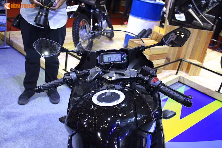 Dù là một mẫu sportbike hướng tới sự thể thao, nhưng Suzuki GSX-R150 được trang bị khá nhiều "đồ chơi" hiện đại. Cụm đèn pha trước của xe sử dụng công nghệ chiếu sáng LED thời thượng, trong khi bảng đồng hồ cũng là một màn hình LCD đơn sắc tương tự nhiều mẫu xe phân khối lớn. Thậm chí GSX-R150 còn sở hữu hệ thống khóa thông minh smartkey như nhiều dòng xe ga cao cấp.